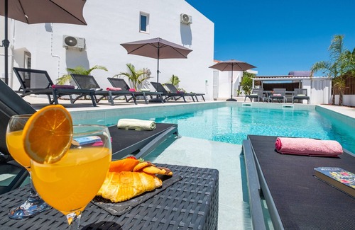 Montechoro Villa | Modern villa w/heatable pool & BBQ, Albufeira