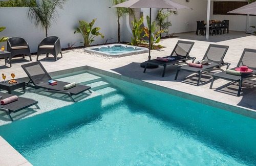 Montechoro Villa | Modern villa w/heatable pool & BBQ, Albufeira