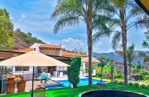 El Santuario House | Modern villa with fantastic view of the lake