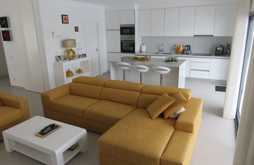 Foz do Arelho Villa | Modern villa with terrace and heated pool close to the lagoon and ocean