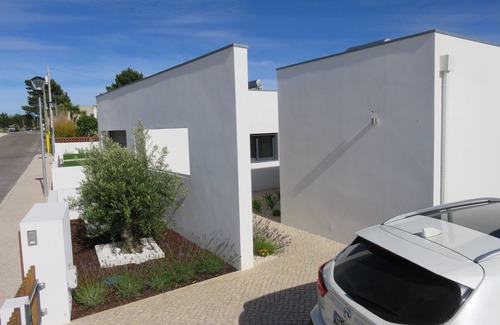 Foz do Arelho Villa | Modern villa with terrace and heated pool close to the lagoon and ocean