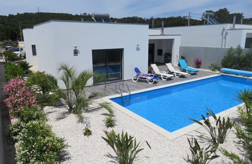 Foz do Arelho Villa | Modern villa with terrace and heated pool close to the lagoon and ocean