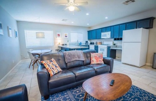 Paradise House | Modern/Vintage Home Getaway & near Strip
