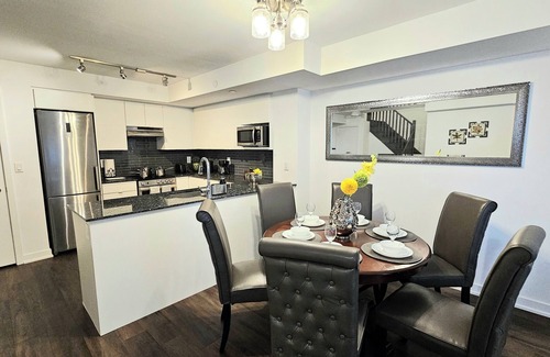 Lawrence Heights Apartment | Modern Yorkdale Condo 2BR/Den -Yorkdale Mall Vibrant Toronto