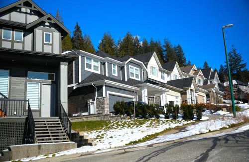 Burke Mountain House | Modern Zen House, EV Plugin, Mountains, Trails & Stylish Urban Vibe
