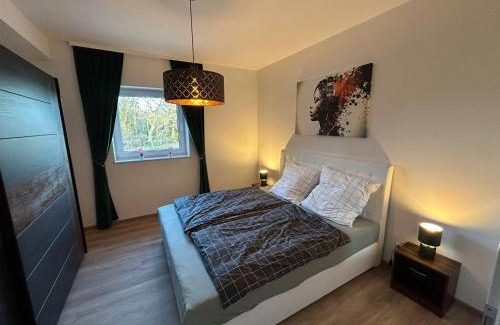 Schiffdorferdamm Apartment | Moderne Ferienwohnung Green Forest mit Infrarotsauna, Balkon und Stellplatz