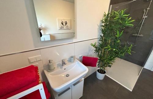 Schiffdorferdamm Apartment | Moderne Ferienwohnung Green Forest mit Infrarotsauna, Balkon und Stellplatz