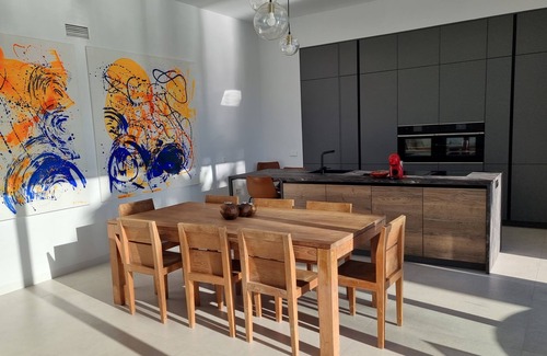 Vera Villa | Moderne villa, met artistieke inrichting. dicht bij wandelpaden, zee, golfgebied