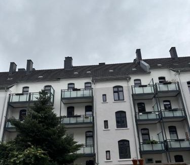 Dorstfelder Brucke House | Moderne WG WohngemeinschaftZimmer Wohnung im Stadtzentrum mit idyllischem Garten hinter dem Haus der perfekte Rückzugsort für entspannte Stunden im Ferein