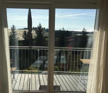 Raderach Apartment | Moderne Wohnung mit Bergsicht