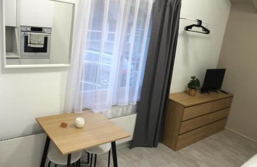 Bilten Apartment | Modernes Studio mit eigenem Bad, Küche & Parkplatz