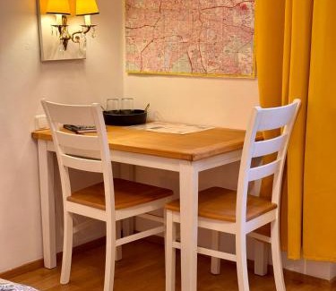 Am Waldfriedhof House | Modernes Zimmer am Park mit Garten, Hühner & Enten