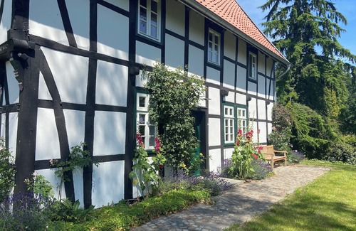 Bissendorf House | Modernity meets tradition in a green setting