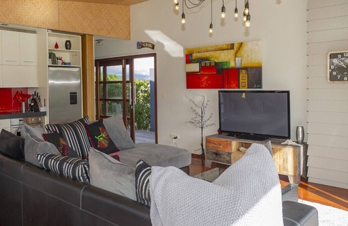 Matarangi Cottage | Modpod on The Tee - Matarangi Holiday Home