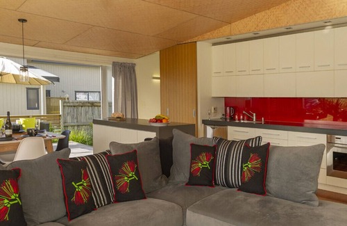 Matarangi Cottage | Modpod on The Tee - Matarangi Holiday Home