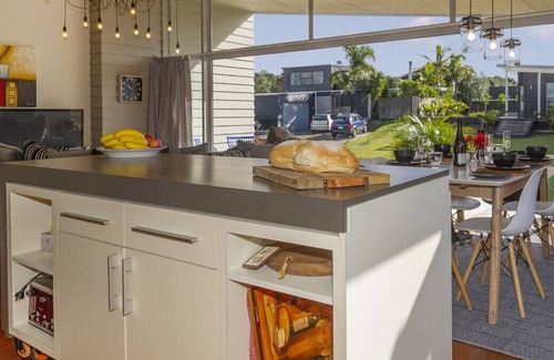 Matarangi Cottage | Modpod on The Tee - Matarangi Holiday Home