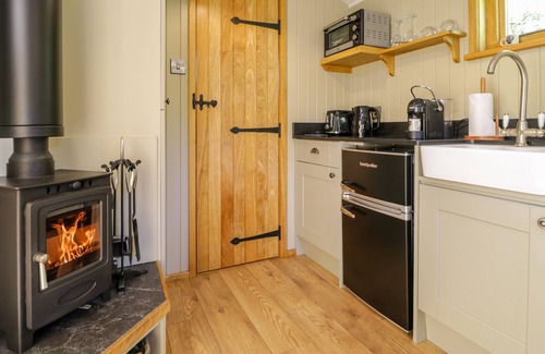 Llanbedr Cottage | MOELFRE - SHEPHERDS HUT, romantic, with hot tub in Llanbedr