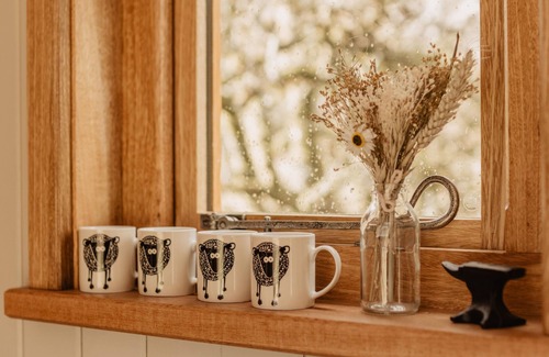 Llanbedr Cottage | MOELFRE - SHEPHERDS HUT, romantic, with hot tub in Llanbedr