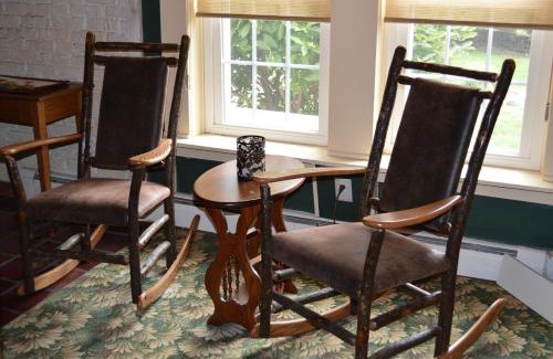 Perrysville House | Mohican Farmhouse, Pond, and Animals