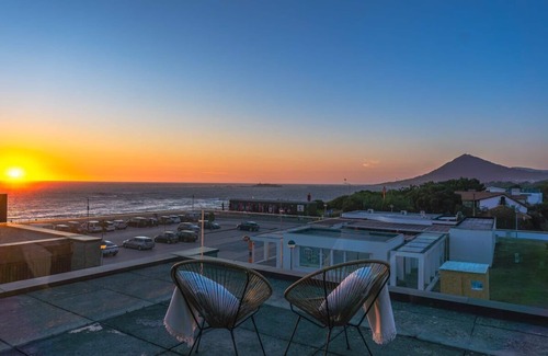 Vila Praia de Ancora Apartment | Moledo Front Beach w/Sunset Views and Pool