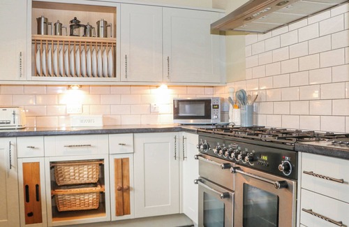 East Woodyates Cottage | MOLES COTTAGE, pet friendly, with open fire in Sixpenny Handley