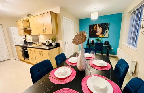 Peterborough House | Molyneux Spacious 4 Bedroom, 3 Bath Contractors Parking Wifi
