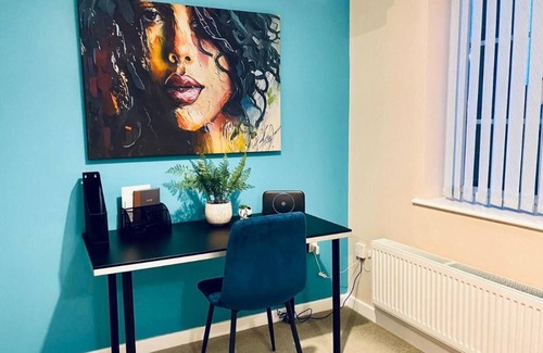 Peterborough House | Molyneux Spacious 4 Bedroom, 3 Bath Contractors Parking Wifi