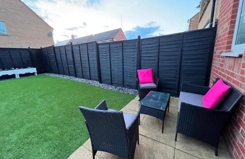 Peterborough House | Molyneux Spacious 4 Bedroom, 3 Bath Contractors Parking Wifi