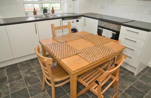 Swiss Cottage Apartment | Moments Made Here, Cosy 4-Bed Swiss Cottage, Perfect for 10, Free WiFi