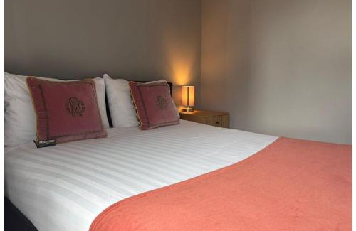 The Docks Apartment | Monarchs Quay Arena Apartments by Happy Days