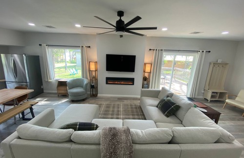 Afton House | Monkey Island Escape sleeps 8, surrounded by nature with views of Grand Lake.