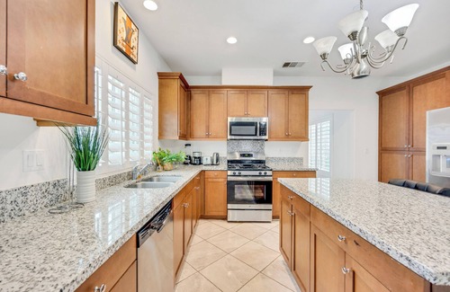 San Bernardino County House | Montclair Grand, Stylish Retreat for Your Getaway