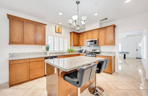 San Bernardino County House | Montclair Grand, Stylish Retreat for Your Getaway