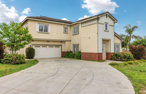 San Bernardino County House | Montclair Grand, Stylish Retreat for Your Getaway
