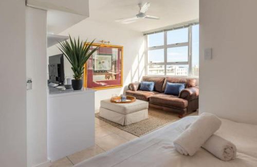 Three Anchor Bay Apartment | Montclaire 50F