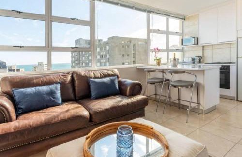 Three Anchor Bay Apartment | Montclaire 50F