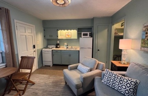 Biltmore Beach Hotel | Monterey Motel - Guest Room 4 @ Beach Access 8. Large Pool. Newly Remodeled