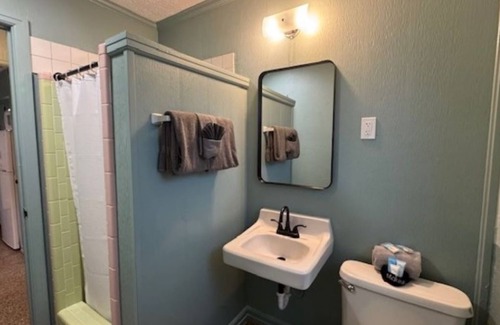Biltmore Beach Hotel | Monterey Motel - Guest Room 4 @ Beach Access 8. Large Pool. Newly Remodeled