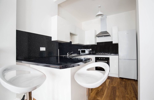 Leith Apartment | Montgomery Central Apartment - 10 mins' walk to Princes Street, on tram route 🚊