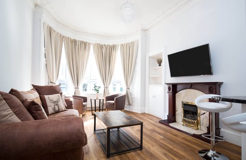 Leith Apartment | Montgomery Central Apartment - 10 mins' walk to Princes Street, on tram route 🚊