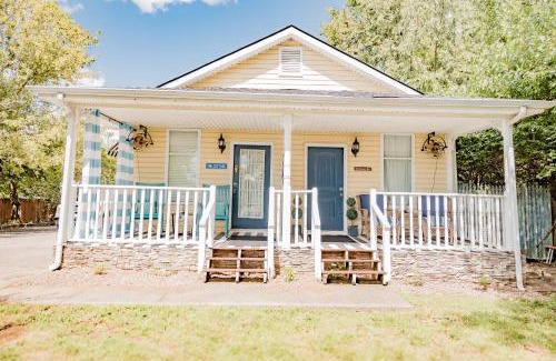 Versailles Bed & Breakfast | Montgomery Inn BnB