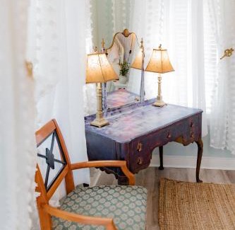 Versailles Bed & Breakfast | Montgomery Inn BnB