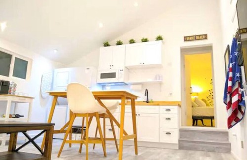 Mar Vista House | Monthly - Cozy 1 Bed Guest Suite near Venice Beach