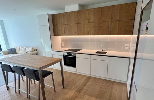 Te Aro Apartment | Monthly rental - close to brand new sunny, very safe apartment.
