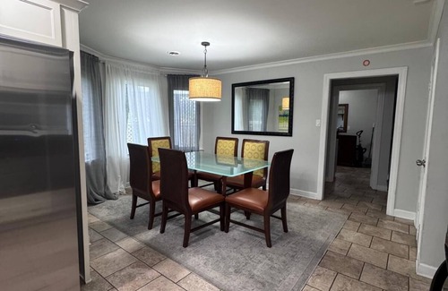 Cordova House | MONTHLY STAYS-Elegant 6 BR+ Extra Space Beds with Pool-Near Golf Course
