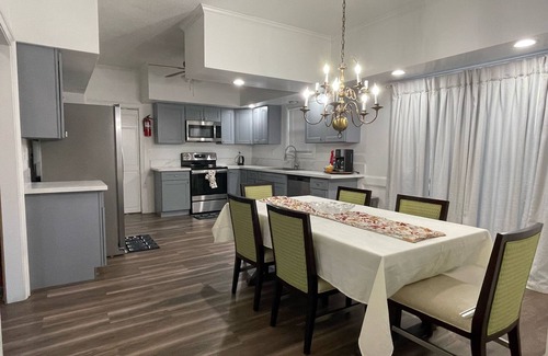 Ellendale House | MONTHLY STAYS-Expansive 7 BR Home Over 3,000 Sq ft-Close to all Essentials.