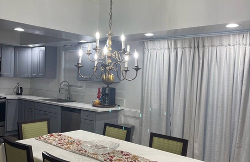 Ellendale House | MONTHLY STAYS-Expansive 7 BR Home Over 3,000 Sq ft-Close to all Essentials.