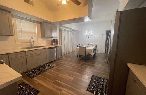 Ellendale House | MONTHLY STAYS-Expansive 7 BR Home Over 3,000 Sq ft-Close to all Essentials.