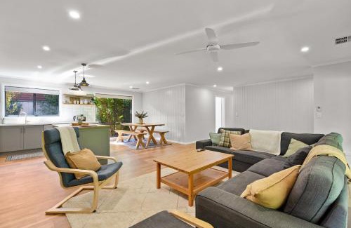 Bright House | Monty's on Lumley Drive