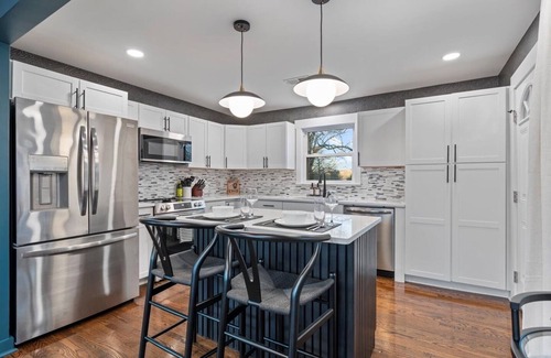 Nashville House | Moody Vibe Near DT: Fire Pits, Ping-Pong & Pickleball – Fun for Family & Friends